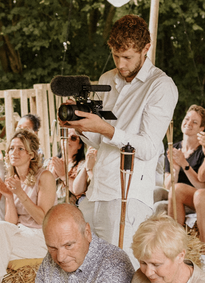 Bruiloft videograaf tijdens ceremonie